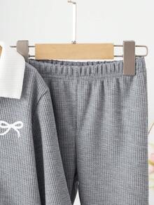 SHEIN Elladie kids 少女華夫格針織兩件套，灰色 Polo 領長袖上衣，仿兩層 V 領與蝴蝶結印花，搭配灰色喇叭褲，適合日常上學、社區散步、超市購物、短途旅行、拜訪親友 - 灰色 - 查看 4