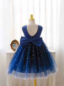 SHEIN Glamorique Kids 女童海軍藍無袖正式禮服，採用高級緞面、柔軟薄紗與亮片設計，可拆卸蝴蝶結背部，適合生日派對、周歲宴、婚禮、晚宴、高端親子活動、家庭拍照、家庭聚會、節日慶典、畢業舞會等重要場合，夏季洋裝 - 藍色 - 查看 3