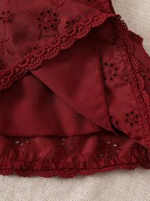 SHEIN Playful Pals 3件組女嬰可愛酒紅色夏季鏤空蕾絲花卉刺繡鏤空波浪邊無袖背心上衣與A字裙家庭套裝 - 酒紅色 - 查看 5