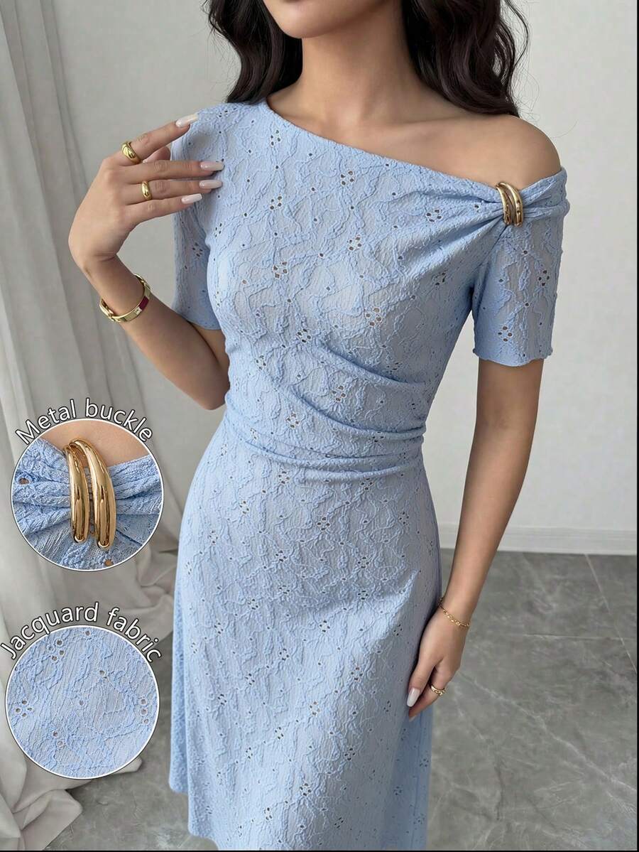 Modelyn 淺藍色紋理針織面料配金屬鈕扣裝飾，優雅收腰中長洋裝女款