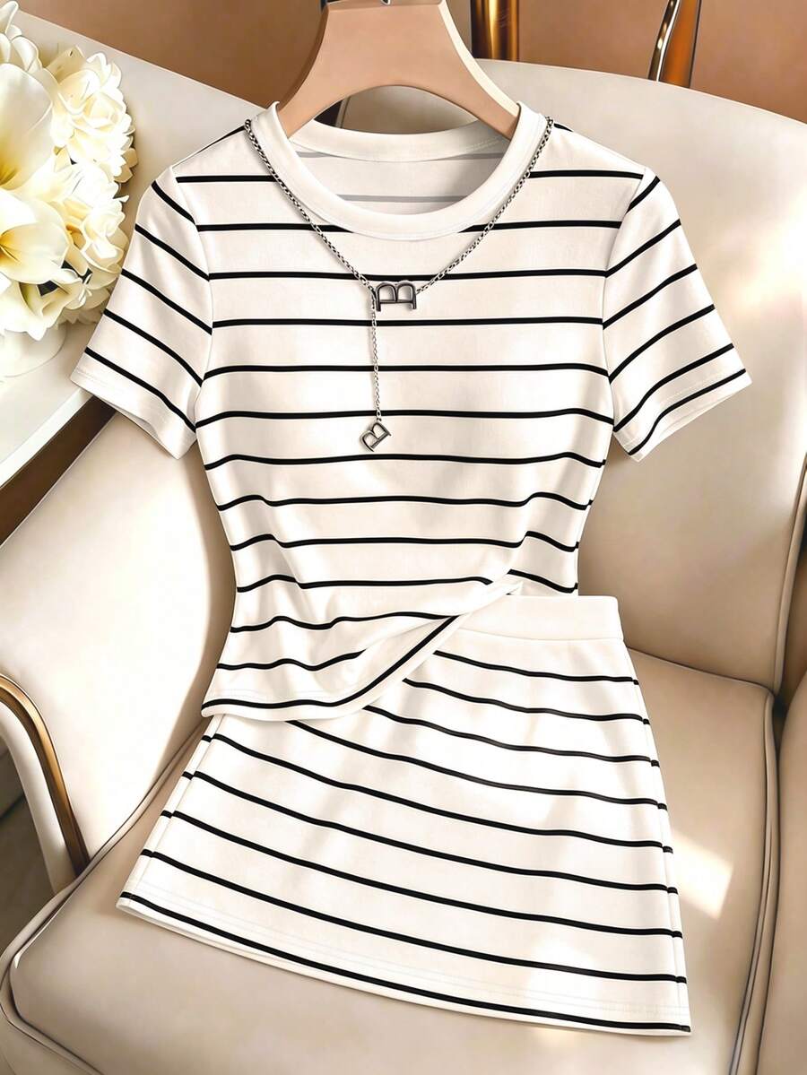 SHEIN Franclia 修身性感休閒圓領短袖T恤與緊身條紋裙2件套 - 白色 - 查看 1