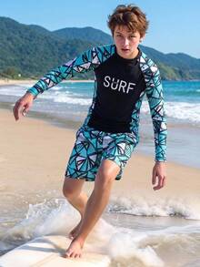 SHEIN 两件套男童泳装，黑色底色，白色醒目“SURF”字母印花，袖子和侧边饰有对比鲜明的绿色几何印花，搭配同色系绿色印花短裤，时尚休闲，适合游泳、夏季度假、海滩、泳池派对等场合。 - 綠色 - 查看 1
