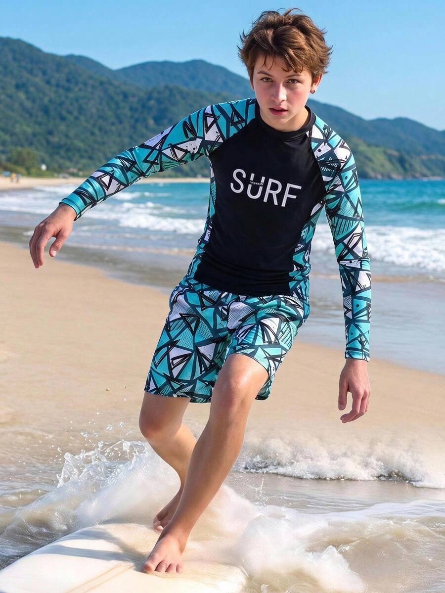 SHEIN 两件套男童泳装,黑色底色,白色醒目“SURF”字母印花,袖子和侧边饰有对比鲜明的绿色几何印花,搭配同色系绿色印花短裤,时尚休闲,适合游泳、夏季度假、海滩、泳池派对等场合。 - 綠色 - 查看 1