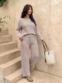 SHEIN Frenchy 大尺碼女款條紋長袖上衣與長褲休閒日常兩件套，適合秋季/冬季休閒日常外出與居家穿著 - 卡其色 - 查看 4