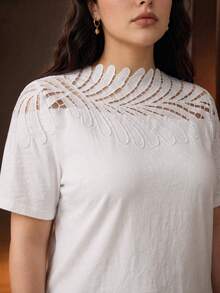 Anewsta Kaos Wanita Lengan Pendek Ukuran Besar Warna Putih dengan Desain Renda Daun Patchwork di Bagian Leher, Motif Liburan Elegan - Putih - View 1
