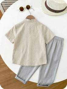 SHEIN 兒童小男孩/小女孩，小男孩 2件組春季/夏季休閒度假風短袖V領襯衫與長褲套裝，小男孩夏季服裝，套裝，柔軟 - 卡其色 - 查看 2