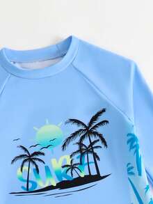 SHEIN 青少年男孩泳裝 日落島椰林系列 漸層「SURF」字母與鳥類圖案，上衣左右兩側為淺綠漸層滿版椰子樹印花，泳褲為淺藍至淺綠漸層底色搭配滿版藍色棕櫚椰子樹，時尚休閒，適合游泳 - 藍色 - 查看 4