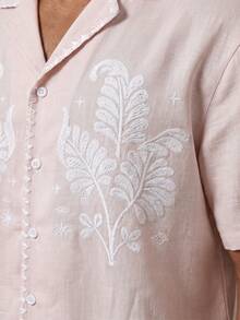 AKNOTIC 男士植物刺繡短袖單排扣休閒襯衫 - 杏色 - 查看 5