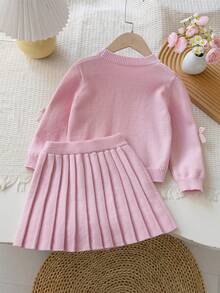 SHEIN Playful Pals 4-7歲女童粉色3D蝴蝶結圓領針織毛衣與百褶裙兩件套，兒童幼兒園日常穿著、外出、生日、拍照，春/秋季套裝 - 粉色 - 查看 2