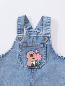 SHEIN 嬰兒與幼童女童牛仔吊帶長褲，四季皆宜休閒可愛俏皮風，中藍色牛仔布，卡通水豚花朵愛心印花，寬鬆直筒褲管，柔軟牛仔面料，適合搭配T恤與衛衣日常穿著，適用於日常外出、散步及春夏穿搭 - 淺色水洗藍 - 查看 5