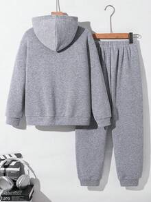 SHEIN 兒童青少年男孩字母印花保暖內裡秋冬連帽衛衣與運動長褲套裝 - 深灰色 - 查看 3
