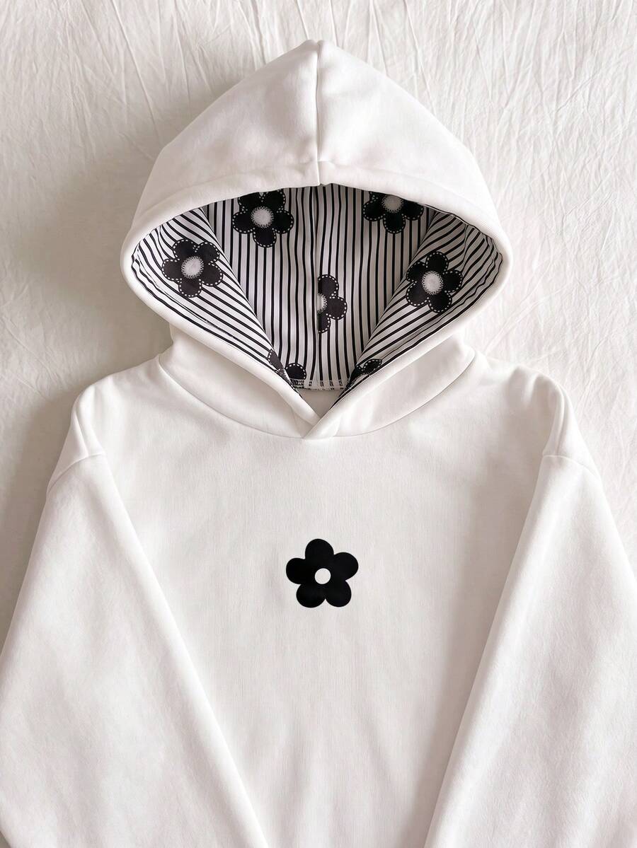 SHEIN 青少年女孩簡約清新風白色連帽衛衣,柔軟蓬鬆面料,正面黑色花卉熱轉印圖案,精緻吸睛連帽內裡黑白直條紋花卉印花,羅紋袖口與下擺,寬鬆落肩版型,加厚單件,適合日常通勤、校園、出遊,秋冬穿著 - 白色 - 查看 1