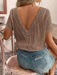 SHEIN Frenchy 夏季婚禮早午餐度假季露背蕾絲拼接上衣 T-shirt 法式休閒優雅摩卡棕 - 摩卡棕 - 查看 3