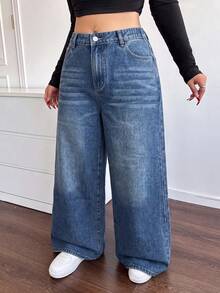 Dripcurv Celana Jeans Denim Kasual Longgar Kaki Lebar dengan Saku untuk Wanita Ukuran Plus - Dark Wash - View 5
