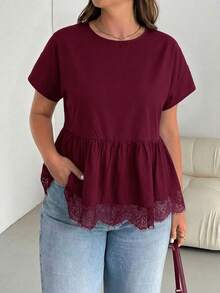 SHEIN Essnce 大尺碼女款春夏時尚休閒寬鬆涼爽舒適日常基本百搭顯瘦黑色蕾絲飾邊下擺短袖娃娃上衣，外出上衣，極簡風，蕾絲飾邊黑色上衣，夏季襯衫 - 酒紅色 - 查看 5