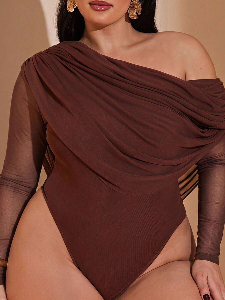 SHEIN BAE CURVE 大尺碼女款棕色不對稱單肩抓皺連身衣,長袖連身衣,不對稱連身衣 - 咖啡棕 - 查看 1