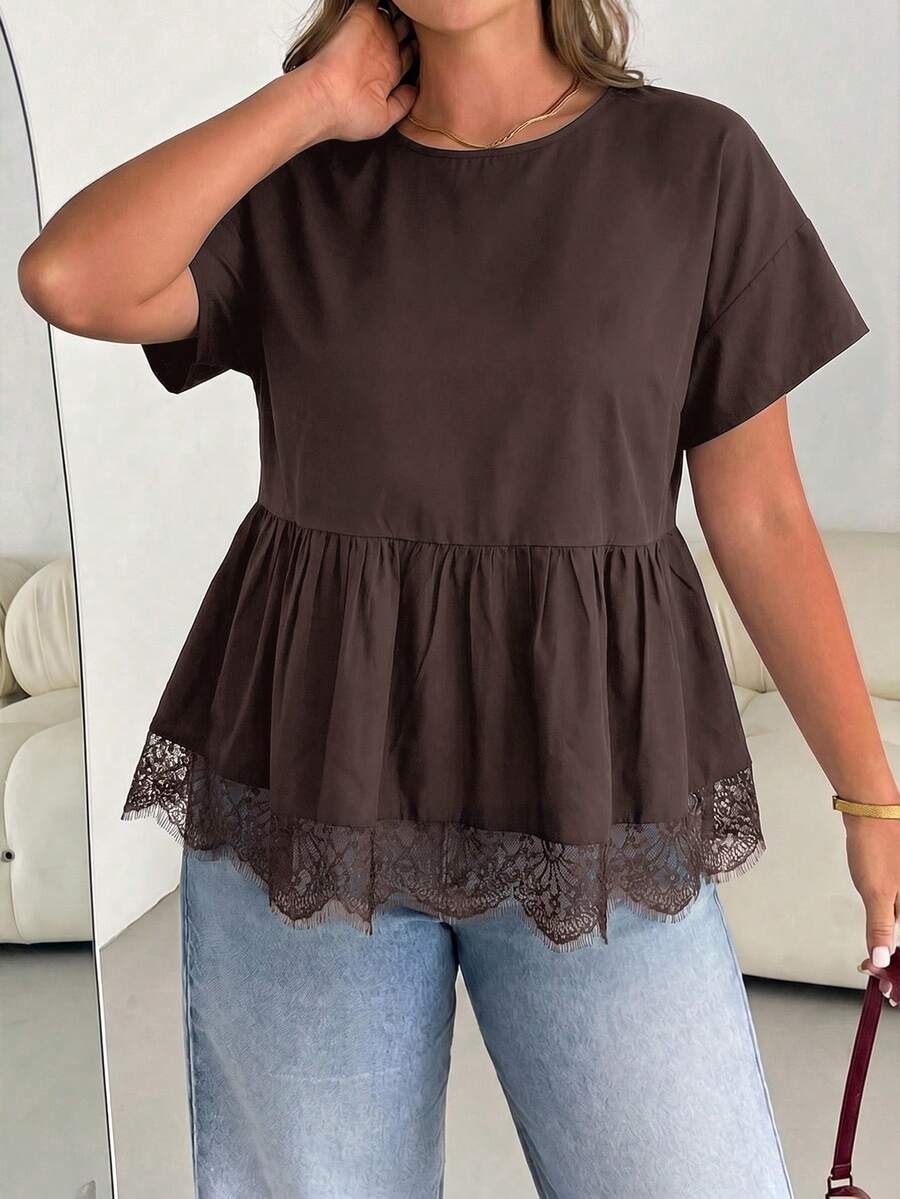 SHEIN Essnce 大尺碼女款春夏時尚休閒優雅商務休閒寬鬆巧克力棕色蕾絲飾邊下擺短袖娃娃上衣,適合辦公室生日 - 棕色 - 查看 1