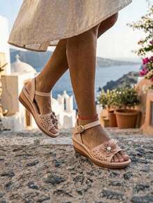 Sandalias de mujer con cuña y plataforma, banda perforada tipo hollow out y aplique de flor. Calzado casual de uso diario, perfecto para climas cálidos y paseos al aire libre. - Nude - Ver 1