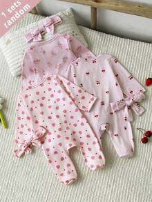 SHEIN Vintaside Kids 3套隨機發送1套，2件裝新生女嬰居家服，可愛草莓愛心櫻花印花女嬰荷葉邊長袖連身連腳褲附髮帶 - 粉色 - 查看 2
