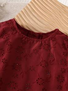SHEIN Playful Pals 3件組女嬰可愛酒紅色夏季鏤空蕾絲花卉刺繡鏤空波浪邊無袖背心上衣與A字裙家庭套裝 - 酒紅色 - 查看 7
