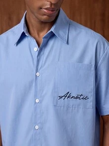 AKNOTIC 男士夏季休閒字母刺繡短袖襯衫 - 霧霾藍 - 查看 3