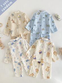 SHEIN Vintaside Kids 4套隨機發貨 1套 夏季秋季四季通用 嬰兒男童 俏皮可愛卡通車飛機海洋鯨魚熊月亮印花 柔軟舒適棉質雙層皺褶面料 娃娃領開襟衫長袖長褲居家服 - 彩色 - 查看 2