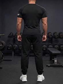 GymBeat Set Olahraga Pria Kaos dan Celana Motif Sayap, Warna Hitam untuk Gym - Hitam - View 2