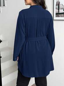 SHEIN Essnce Camisa casual versátil de talla grande con cinturón de unicolor para otoño - Azul Marino - Ver 2