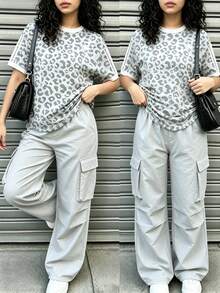 SHEIN 青少年女孩時尚豹紋圓領T恤與工裝褲套裝 - 彩色 - 查看 1