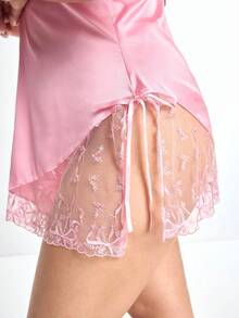 Slumbrini Rosa besticktes Satin-Nachthemd mit tiefem V-Ausschnitt, Schlitz, Bindegürtel an der Taille, figurschmeichelndem Schleifenmuster, romantisch-pastoral, Große Größen - Pink - Übersicht 8