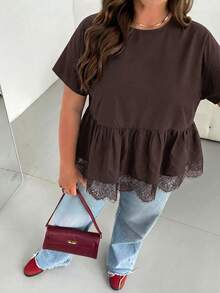 SHEIN Essnce 大尺碼女款春夏時尚休閒優雅商務休閒寬鬆巧克力棕色蕾絲飾邊下擺短袖娃娃上衣，適合辦公室生日 - 棕色 - 查看 4