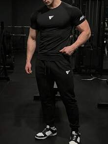 GymBeat Set Olahraga Pria Kaos dan Celana Motif Sayap, Warna Hitam untuk Gym - Hitam - View 7