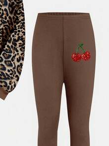 Conjunto de 2 Peças de Moletom de Manga Longa com Gola Redonda e Legging, Estampa de Leopardo Doce com Padrão de Cereja em Tom Marrom Vintage Americano, Casual para Meninas Jovens, Adequado para Outono/Inverno, Estilo Retrô de Rua, Fácil e Confortável, Camadas de Outono para Crianças, Y2K, Roupa Esportiva, Passeios, Fotografia de Rua, Campus, Forro de Fleece Relaxante - Multicolorido - Visão 5