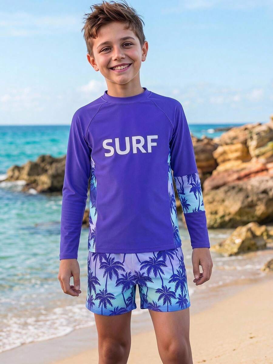 SHEIN 两件套男童泳衣套装,酷炫冲浪风格,紫色主体印有白色“SURF”字母,侧边和袖子饰有渐变蓝紫色棕榈树印花,渐变蓝色上衣饰有紫色棕榈树图案,搭配紫色泳裤,针织数码印花,时尚休闲,适合游泳、夏季度假、海滩、泳池派对等场合。 - 彩色 - 查看 1