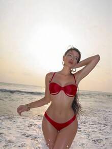 Swim SXY 新款細肩帶鏤空金屬飾邊露背性感亮面紅色女款泳衣套裝，適合夏季海灘度假 - 紅色 - 查看 2