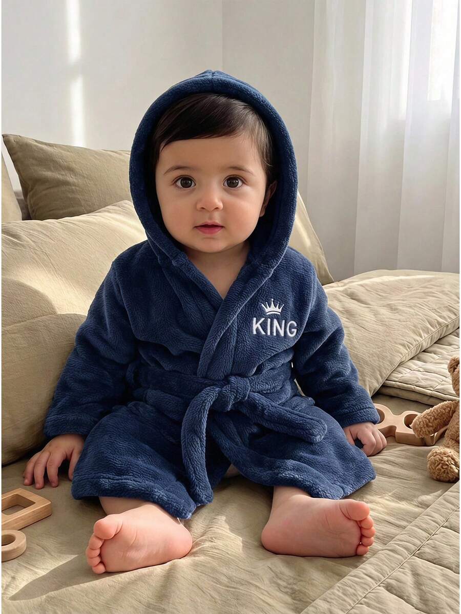 SHEIN 兒童小男孩字母皇冠刺繡連帽家居睡袍 度假款 柔軟休閒舒適可愛 生日派對適用 溫馨秋季
