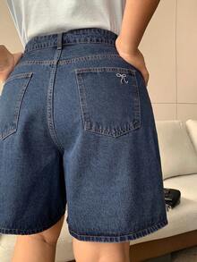 Dazy Petite Curve 深洗藍色後口袋蝴蝶結刺繡直筒膝長牛仔短褲，春夏大尺碼小個女款短褲 - 深色水洗藍 - 查看 8