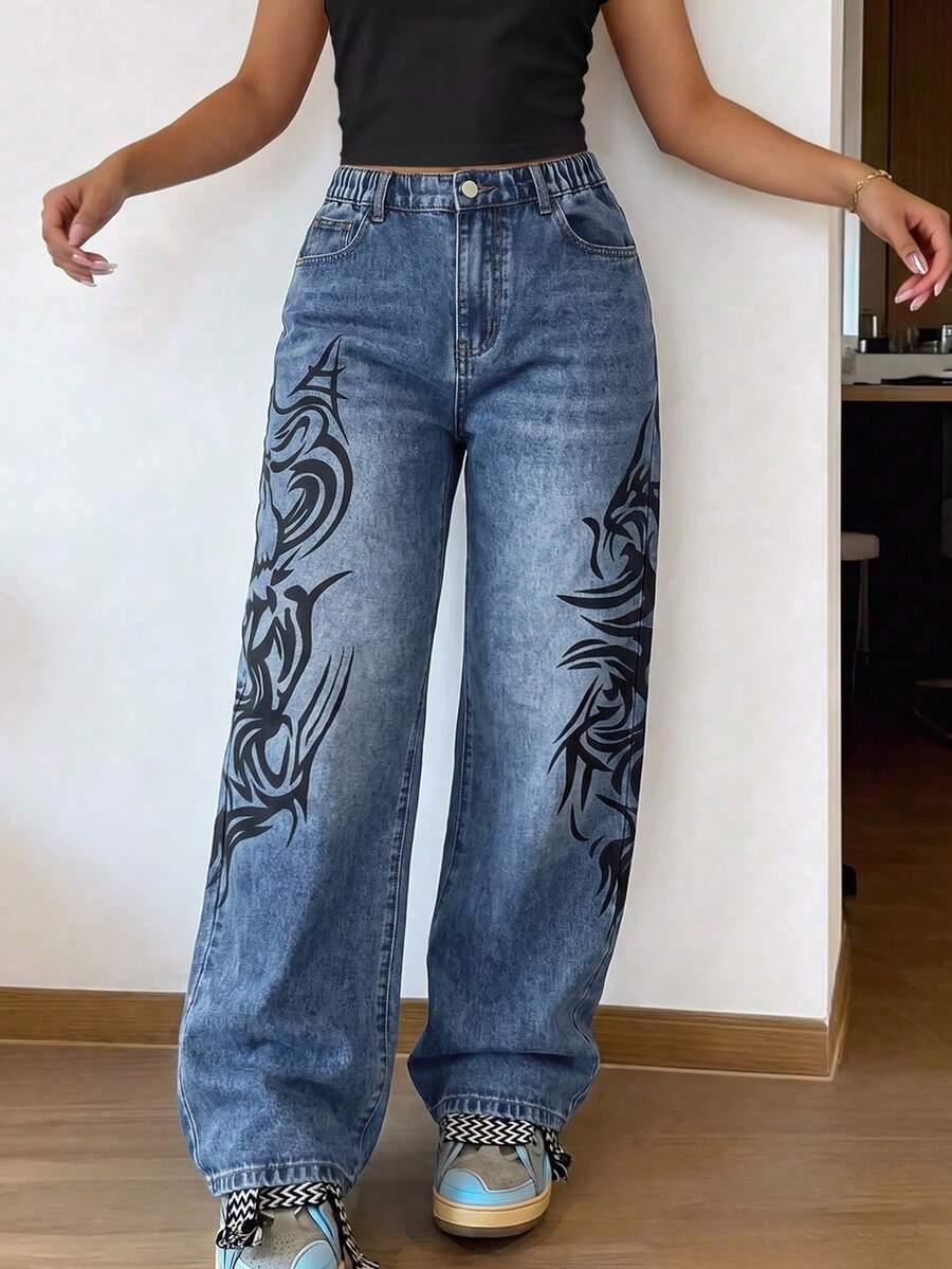 SHEIN 青少年女孩牛仔褲,四季皆宜,柔軟棉質,休閒時尚,百搭舒適,極簡風,彈性腰頭,經典五口袋,側面印花設計,寬鬆直筒寬腿版型,中藍色水洗牛仔褲,適合日常穿著與度假 - 深色水洗藍 - 查看 1