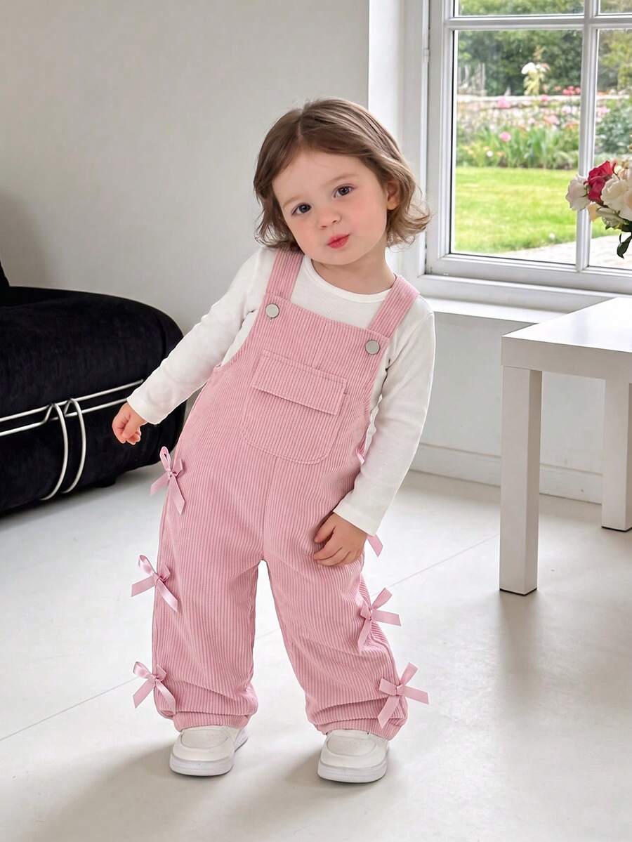 SHEIN Vintaside Kids 女嬰連身褲，四季通用，可愛風格，淺粉色，裝飾粉色蝴蝶結，前口袋設計，寬鬆直筒褲腿，燈芯絨面料，柔軟舒適，適合上學、通勤、日常出遊，四季女嬰連身褲