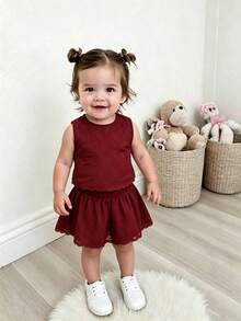 SHEIN Playful Pals 3件組女嬰可愛酒紅色夏季鏤空蕾絲花卉刺繡鏤空波浪邊無袖背心上衣與A字裙家庭套裝 - 酒紅色 - 查看 6