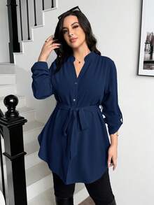 SHEIN Essnce Camisa casual versátil de talla grande con cinturón de unicolor para otoño - Azul Marino - Ver 3