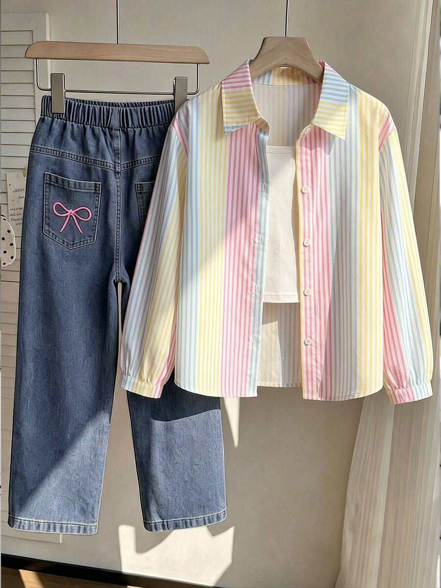 SHEIN 3件套:白色細肩帶背心、馬卡龍條紋襯衫、鬆緊腰寬腿牛仔褲。彩虹細條紋襯衫採寬鬆落肩設計、袖口捲邊,防曬且百搭;基礎白色細肩帶背心採簡約修身剪裁;藍色牛仔長褲配雙後口袋與粉色蝴蝶結刺繡,鬆緊腰適合各種身型,垂墜版型修飾身高 - 藍色 - 查看 1