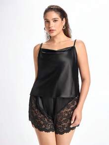Slumbrini Conjunto de pijama de seda sintética para mujer talla grande, camisola de satén negro con cuello drapeado + shorts con ribete de encaje, espalda de encaje completo, conjunto sexy de 2 piezas para estar en casa - Negro - Ver 3