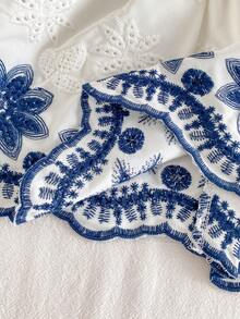 SHEIN Playful Pals 新生女嬰白色圓領長袖洋裝，海軍藍花卉刺繡荷葉邊下擺蝴蝶結裝飾，可愛女嬰婚禮派對秋季款 - 藍白色 - 查看 10