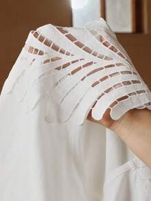 Anewsta Kaos Wanita Lengan Pendek Ukuran Besar Warna Putih dengan Desain Renda Daun Patchwork di Bagian Leher, Motif Liburan Elegan - Putih - View 8
