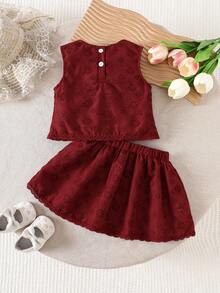 SHEIN Playful Pals 3件組女嬰可愛酒紅色夏季鏤空蕾絲花卉刺繡鏤空波浪邊無袖背心上衣與A字裙家庭套裝 - 酒紅色 - 查看 2