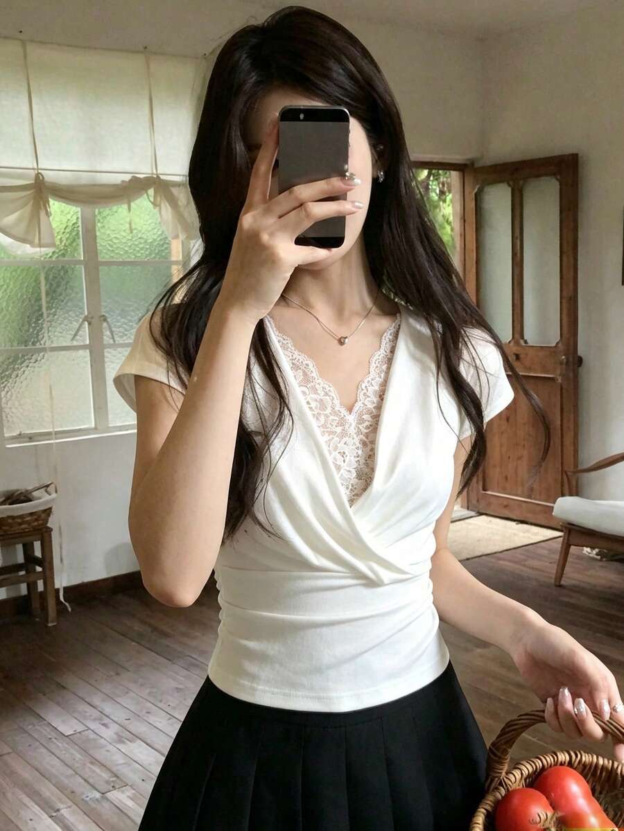 Livesso 女款修身垂領蕾絲拼接無袖層次荷葉邊設計休閒T恤 - 白色 - 查看 1