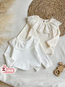 SHEIN Vintaside Kids 2件組女嬰春秋米色/奶油色/白色軟綿甜美風薄款羅紋針織長袖上衣，鏤空刺繡彼得潘領/花朵蕾絲飾邊領，2款純色打底衫，適合校園穿搭、旅行拍照、日常百搭、生日穿搭，可搭配背心裙/吊帶褲，內搭上衣 - 彩色 - 查看 3