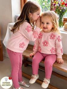 SHEIN Playful Pals 2件組女嬰春秋淺粉豆沙粉甜美溫柔風 3D鉤花圓領長袖上衣與直條紋修身長褲套裝，寬鬆舒適，適合日常外出、戶外玩耍、家庭聚會、1歲生日派對、拍照拍攝 - 玫紅色 - 查看 5