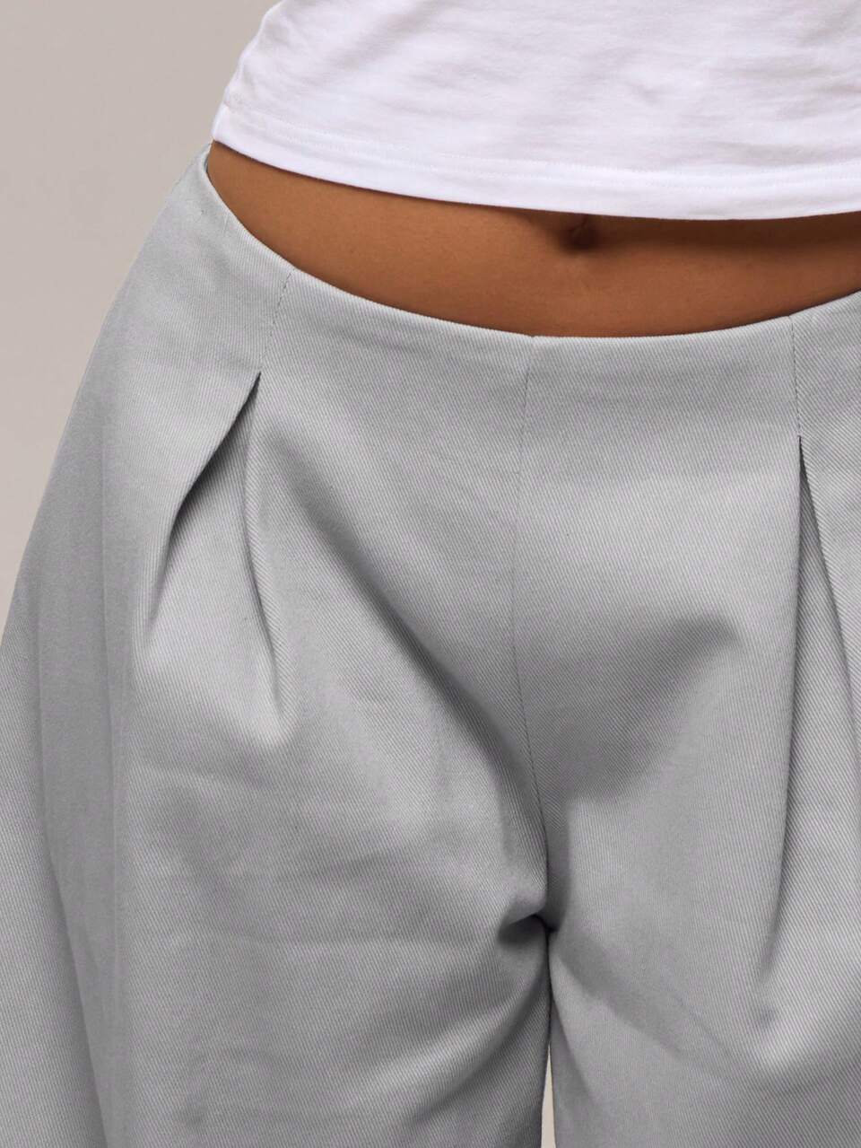 Pantaloni grigi con dettagli plissettati, eleganti, casual invernali, comodi per l'uso quotidiano, outfit cool, pantaloni da donna grigi